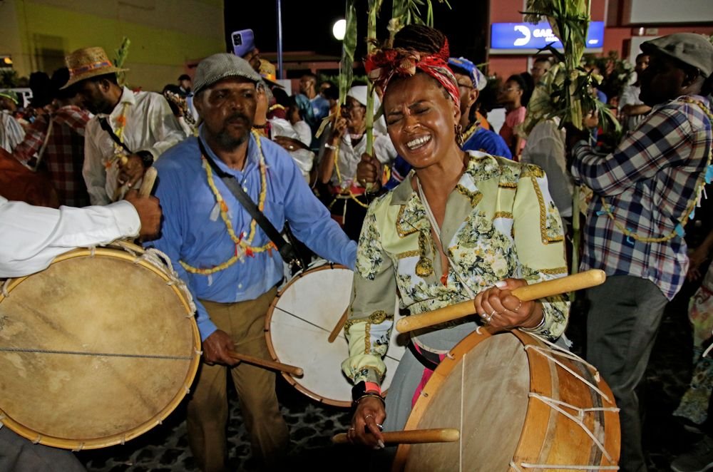 Uma viagem de fé e ritmo: A história de Cláudia Neolide no Son Jon de Porto Novo